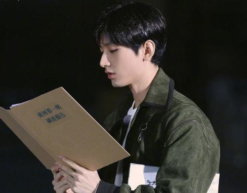 成毅娱乐吃瓜,揭秘明星幕后吃瓜真相