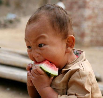 娱乐吃瓜小男孩是谁,他是谁？为何成为网络红人？